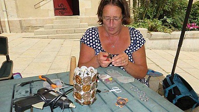 Pornic - 27/07/2015 - Sylvia Mallet transforme les capsules de caf en bijoux 